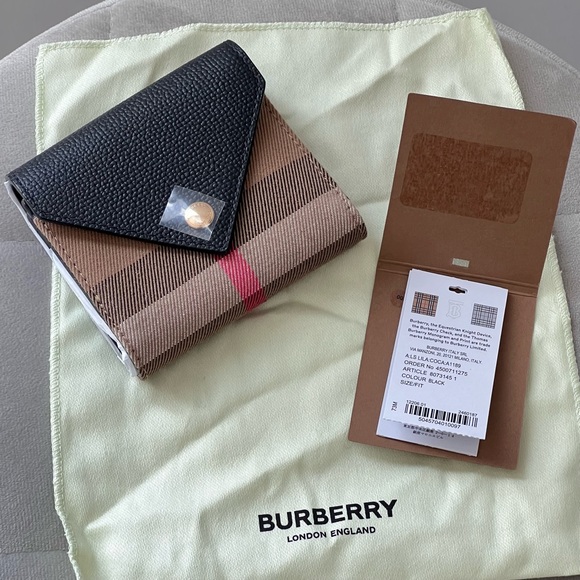 Burberry Bifold Wallet in Black - Picture 11 of 11